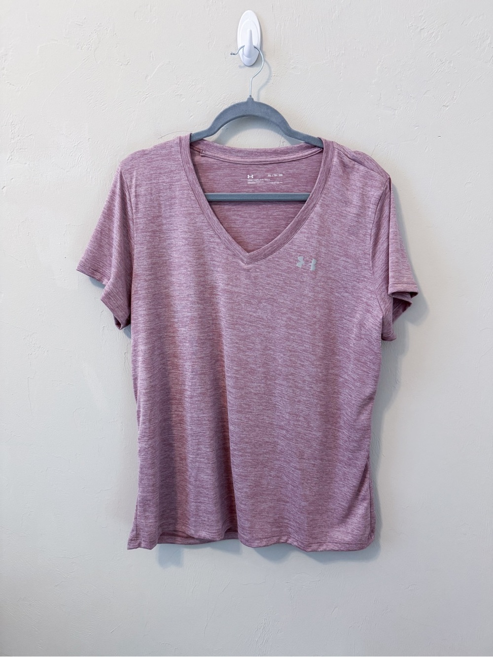 Under Armour Women’s Short Sleeve V-Neck Heat Gear Tee in Dusty Rose Heather